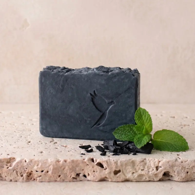 Jabón Artesanal de Carbón Activado & Menta: Purificante y Detox