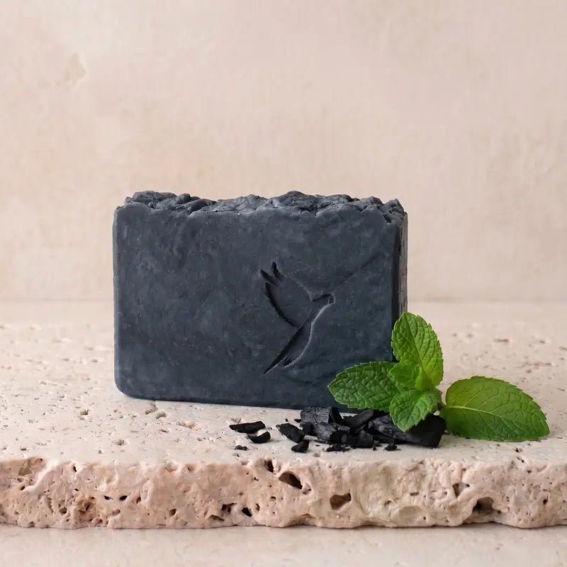Jabón Artesanal de Carbón Activado & Menta: Purificante y Detox - Ara Jabones